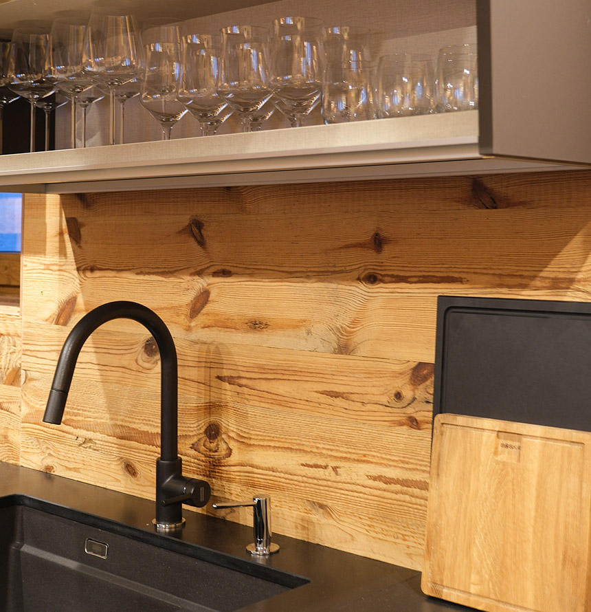 Leo's Chalet Details